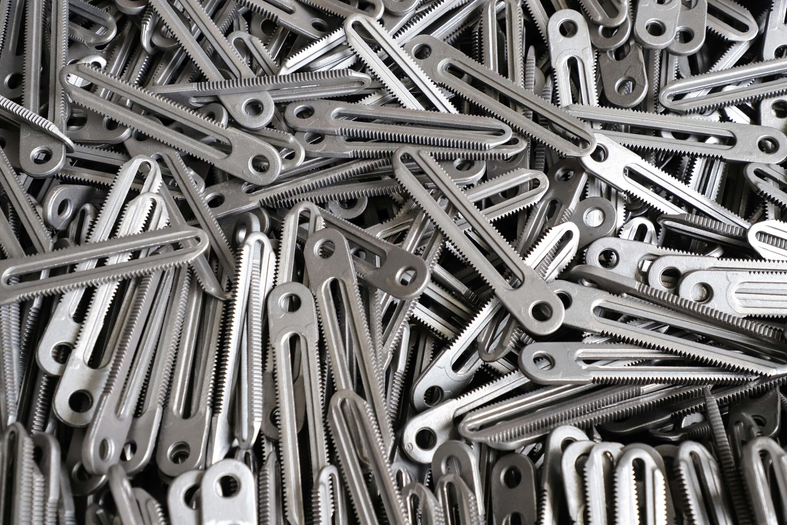 Gefertigte Metallteile mit Verzahnung und Bohrungen